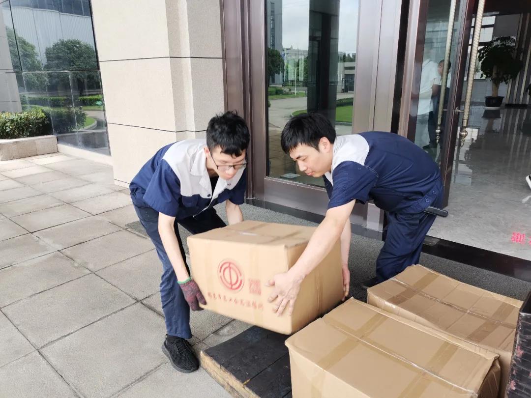 “夏日送清涼”，通力向生產(chǎn)一線員工分發(fā)市總工會(huì)夏日慰問品